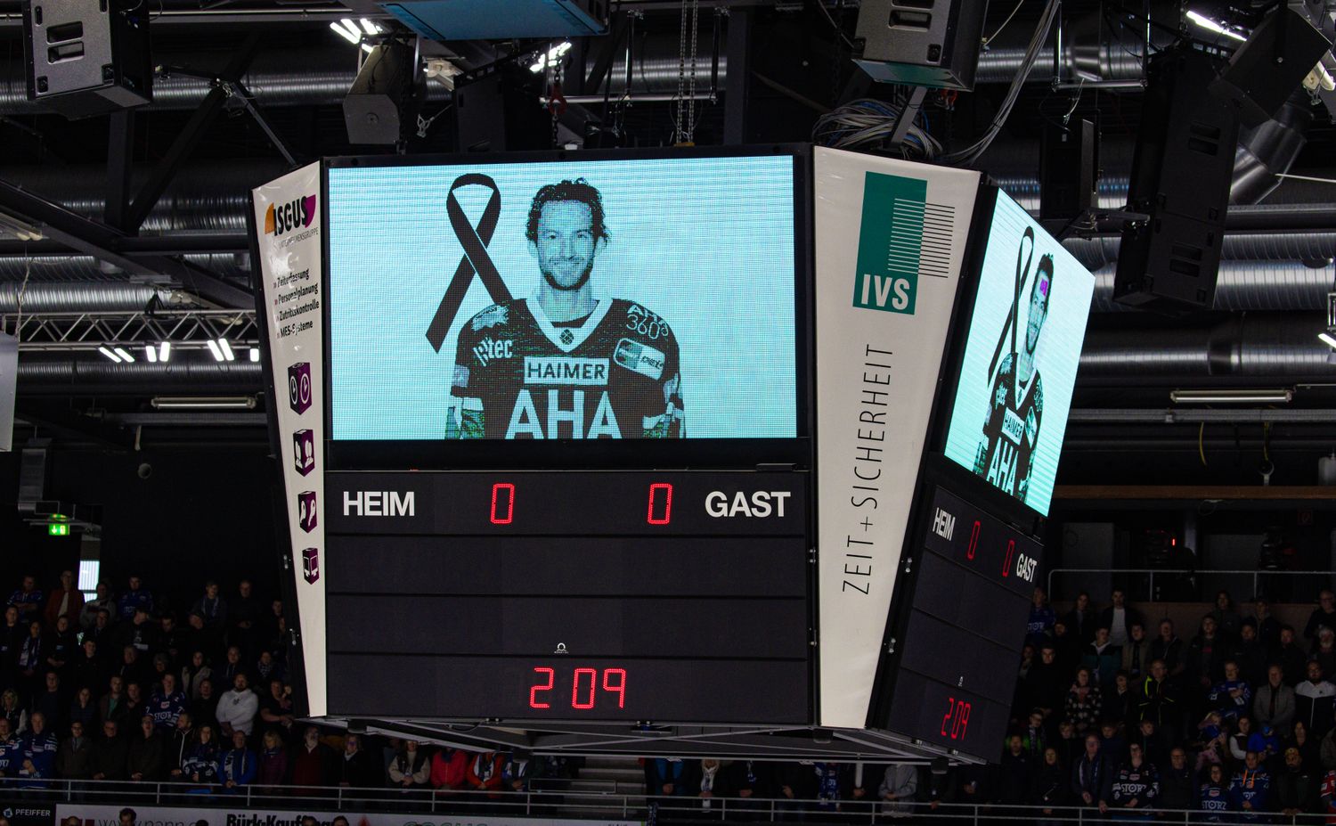 El jugador de hockey estadounidense Adam Johnson de 29 años falleció tras un accidente en la pista de hielo